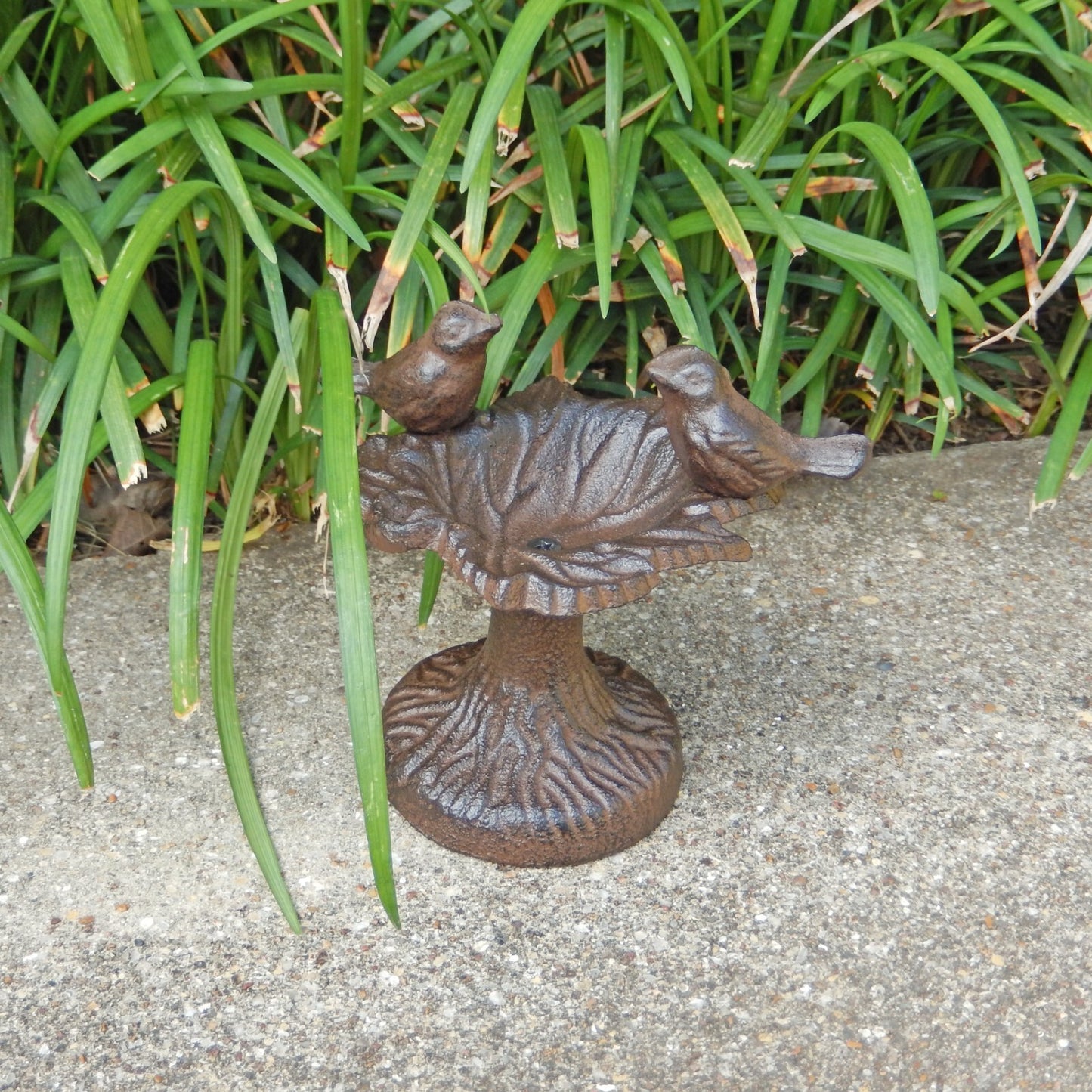 Small Cast Iron Leaf Perched Birds Feeder Free Standing Garden Porch Decor
